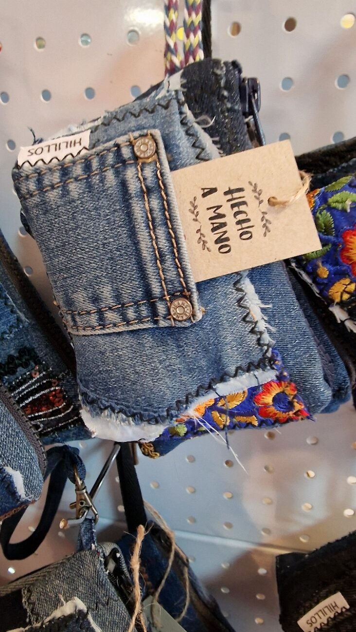 bolso artesanal hecho a mano con telas recicladas