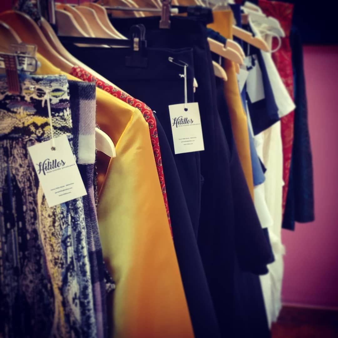 Prendas de diseño Hilillos expuestas en la tienda física de Málaga