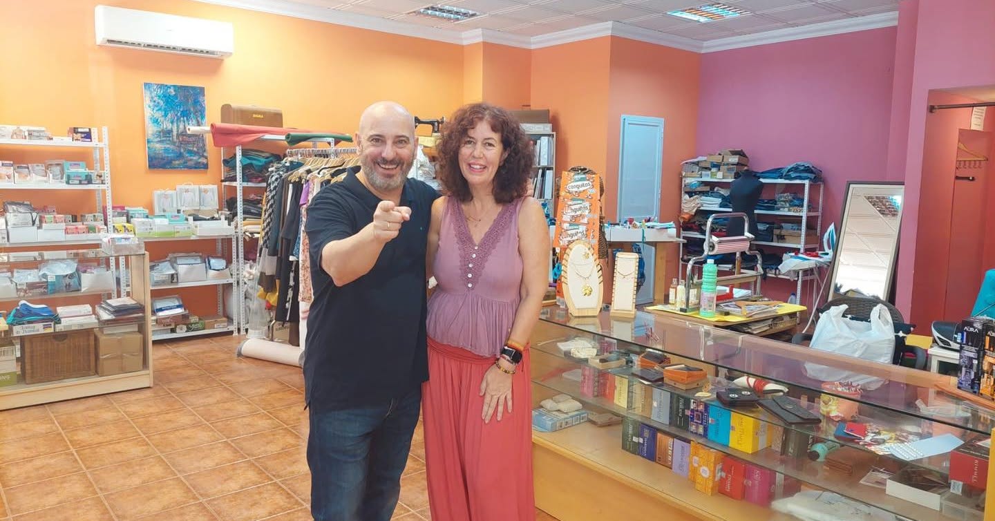Gema Hilillo junto al actor Jaime Ordóñez en el interior de la tienda Hilillos de Málaga