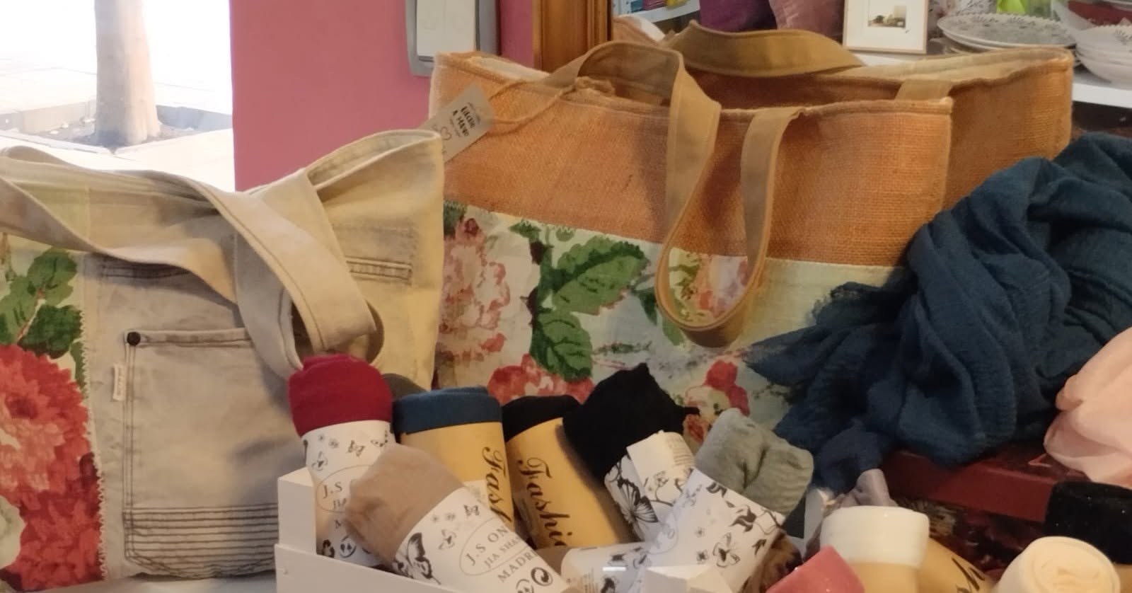 Bolsos exclusivos de Gema Hilillo confeccionados reutilizando tejidos de ropa en desuso